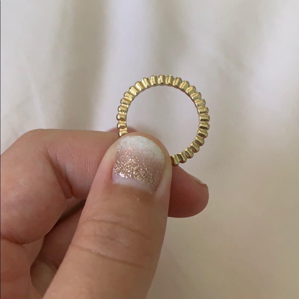 Beautiful ring - Picture 2 of 3
